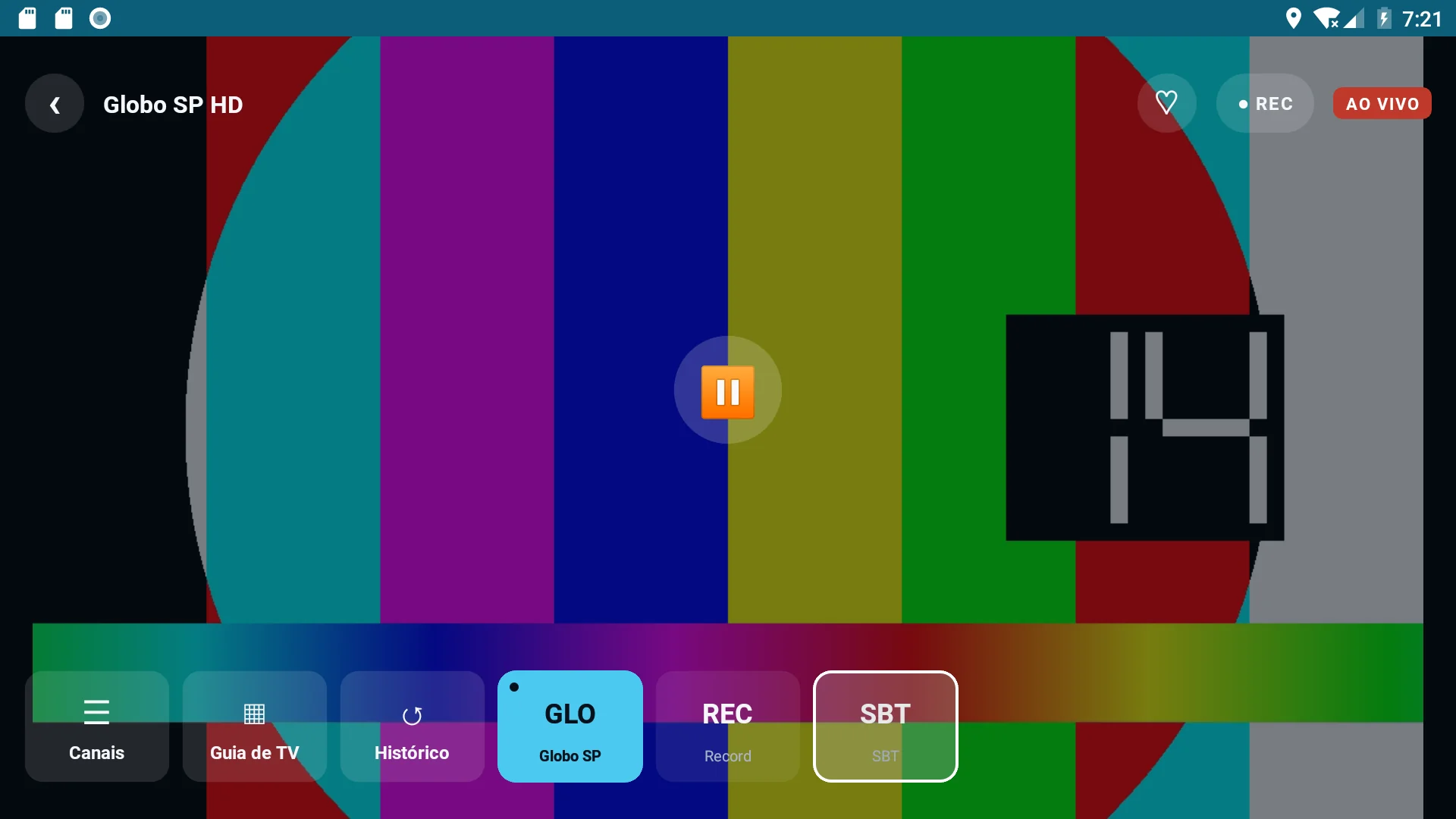 Overlay do player sobre o vídeo: nome do canal, favorito, REC, AO VIVO e atalhos na parte inferior